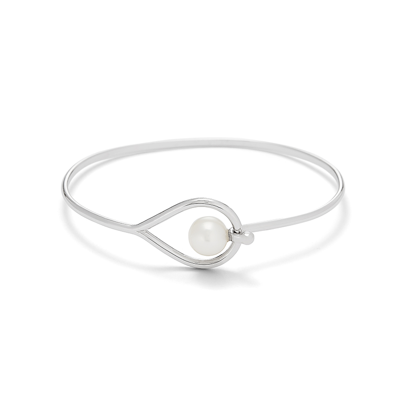 Pearl Leo Loop Bracelet